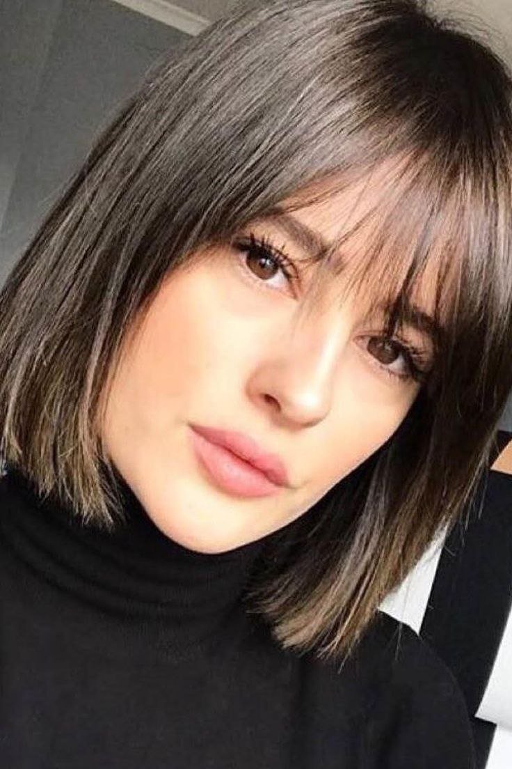 Блондинка с рваной челкой