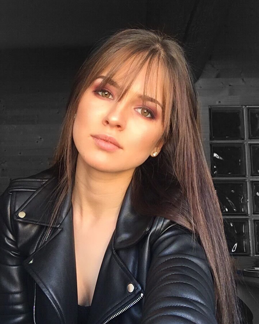 Карли Клосс прически