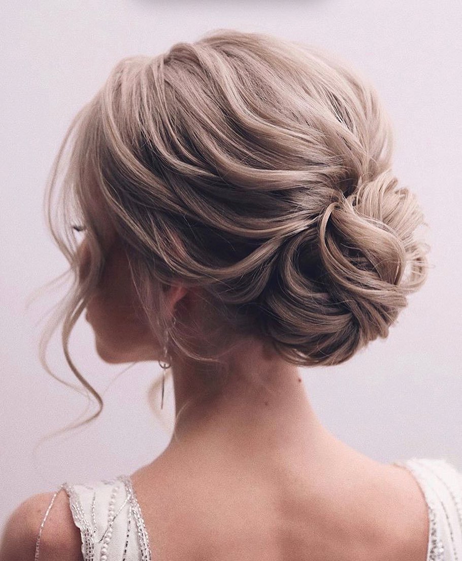 Низкий пучок на короткие волосы