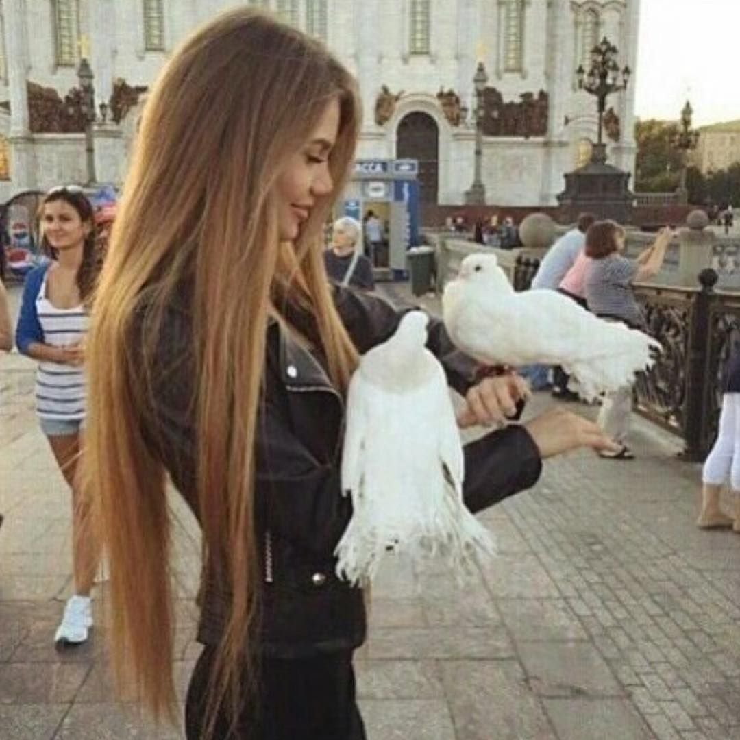 Девушка с длинными русыми волосами