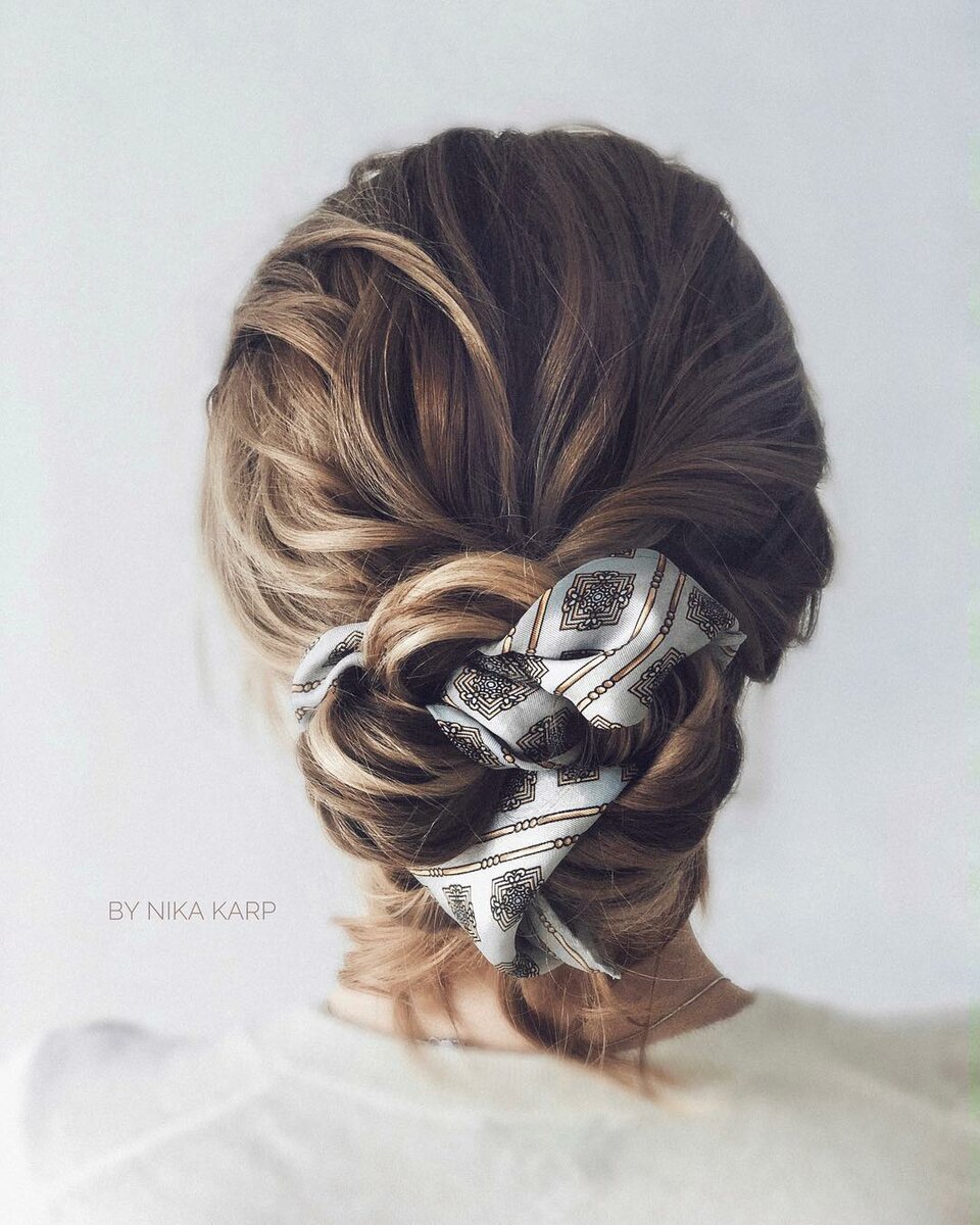 Прическа с платком на средние волосы