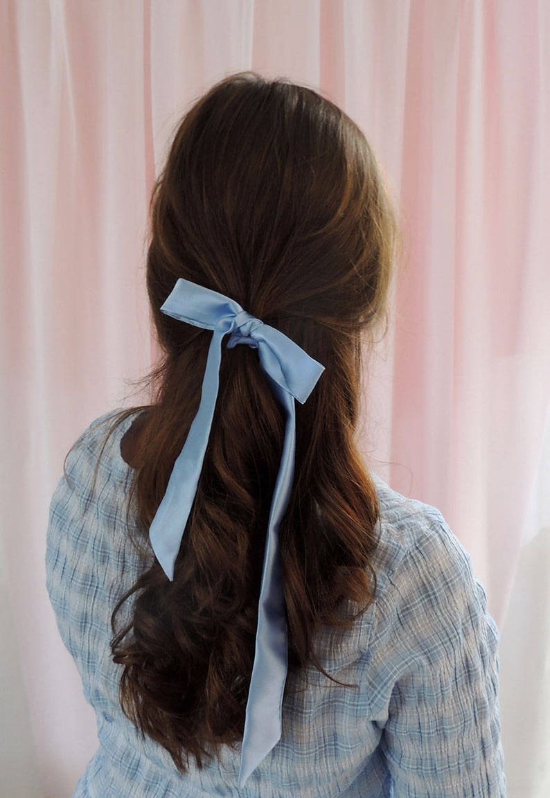 Причёска с чёрно-синей лентой без лица