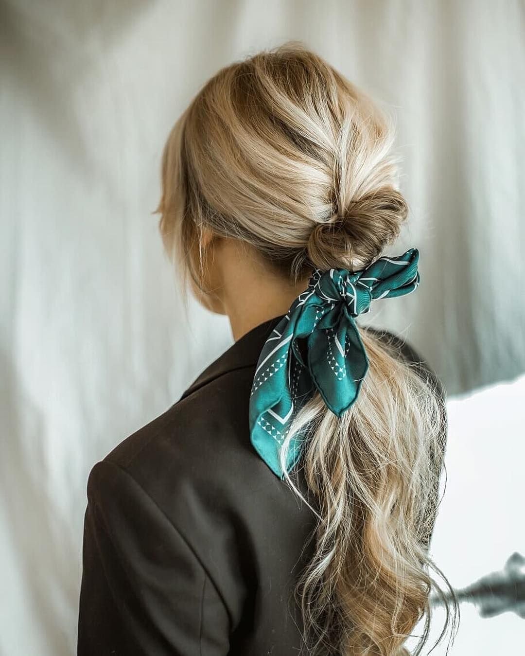 Прическр с шёлковым платком