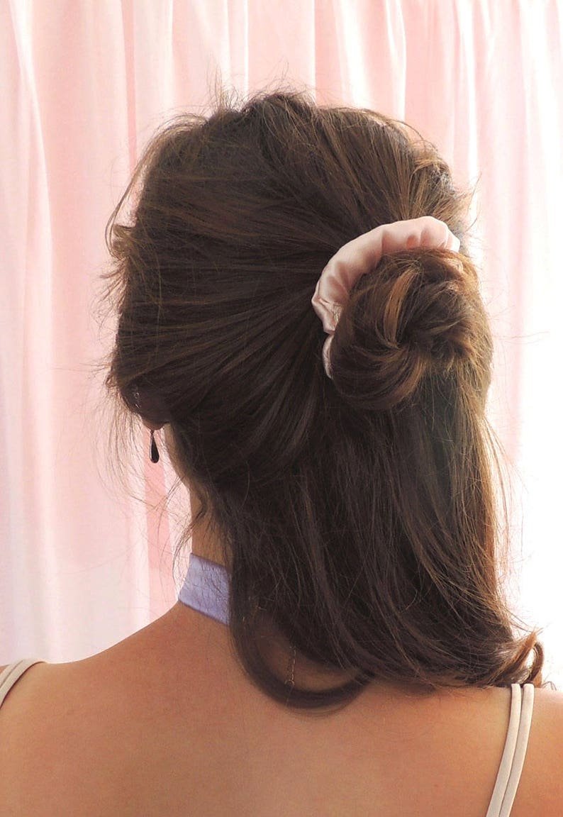 Прически с шелковыми резинками