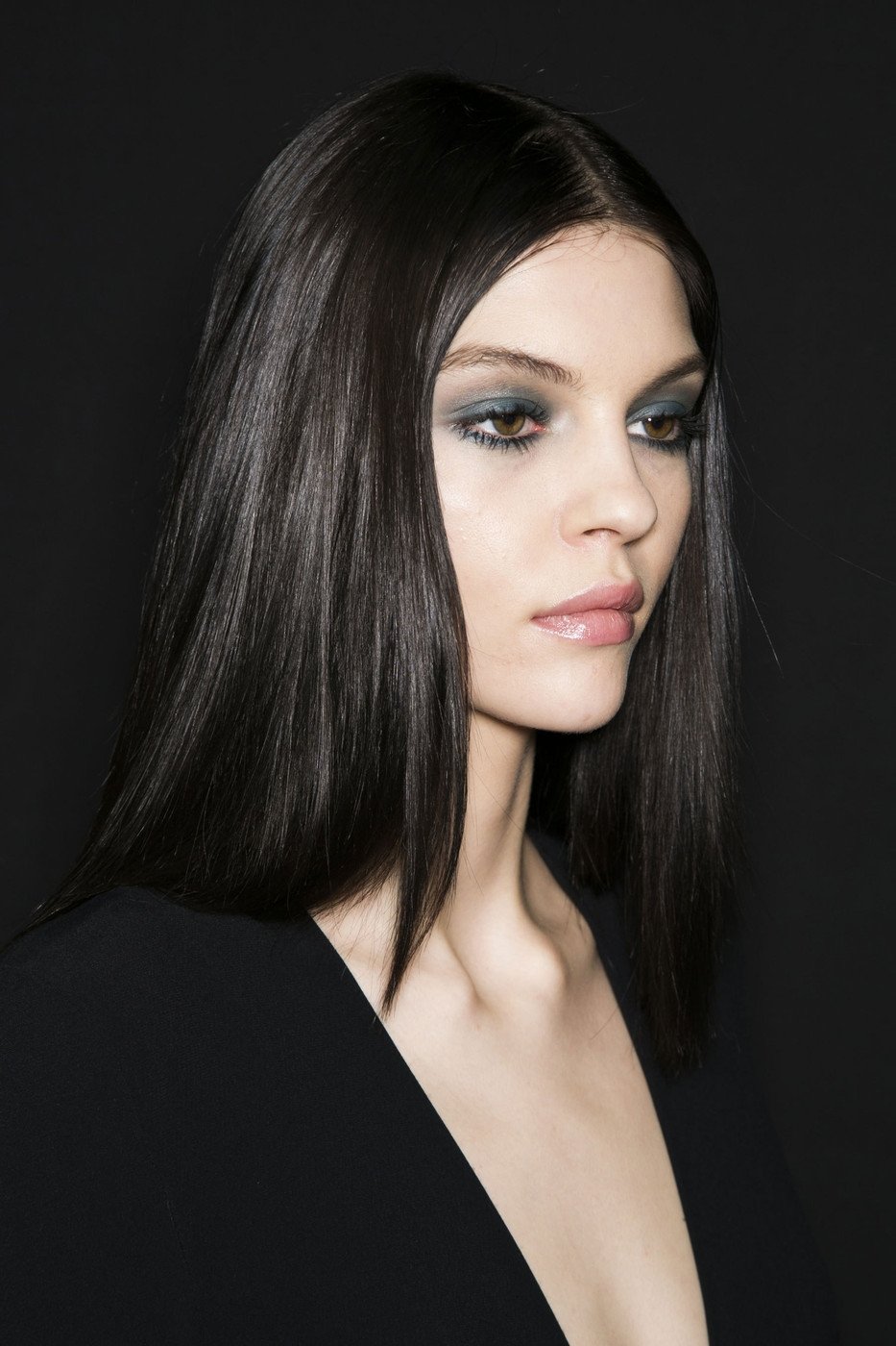 Брюнетка с бледной кожей