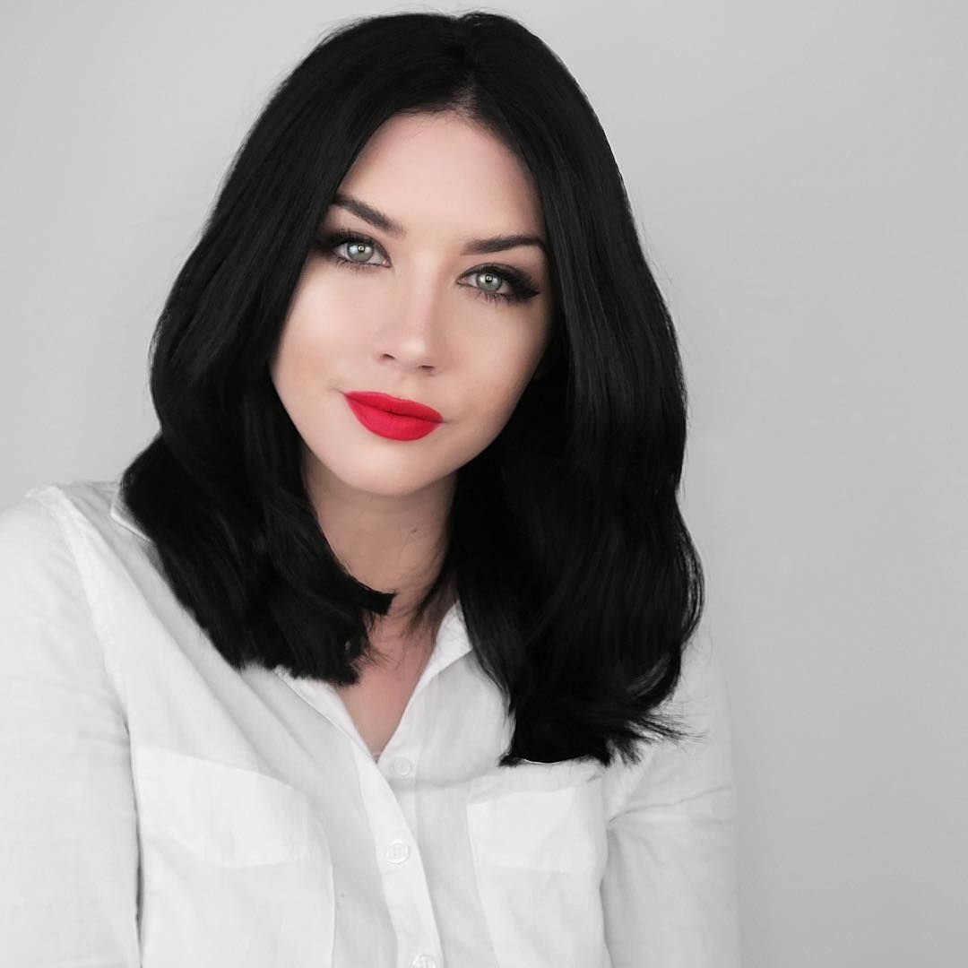 Белая кожа и черные волосы