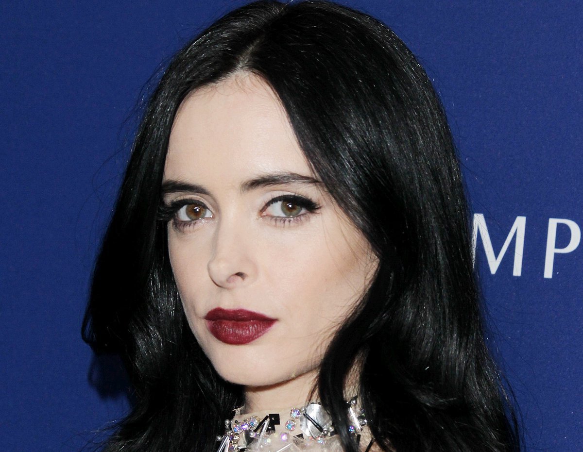 Бледная кожа и черные волосы