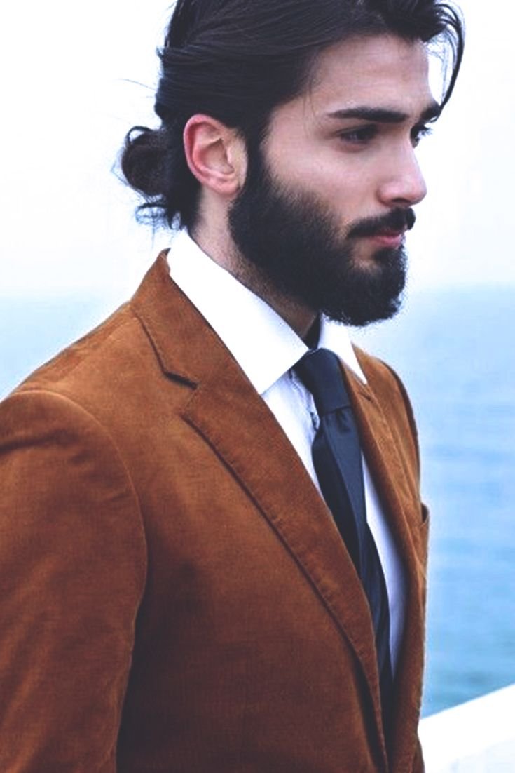 Длинные волосы и борода мусульманина