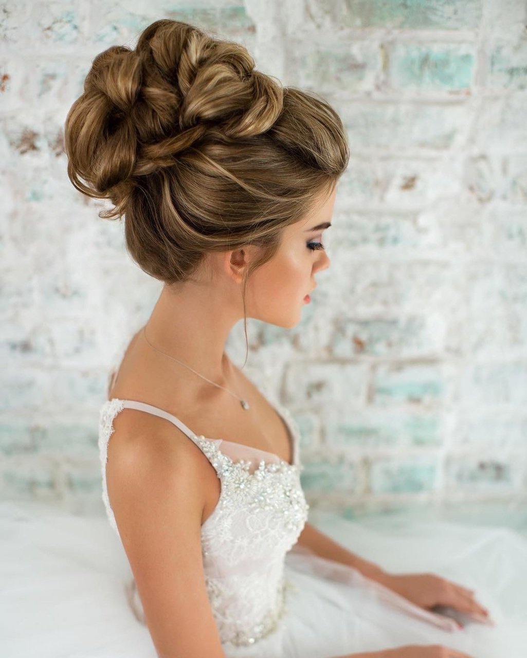 Свадебные прически на средние волосы пучок