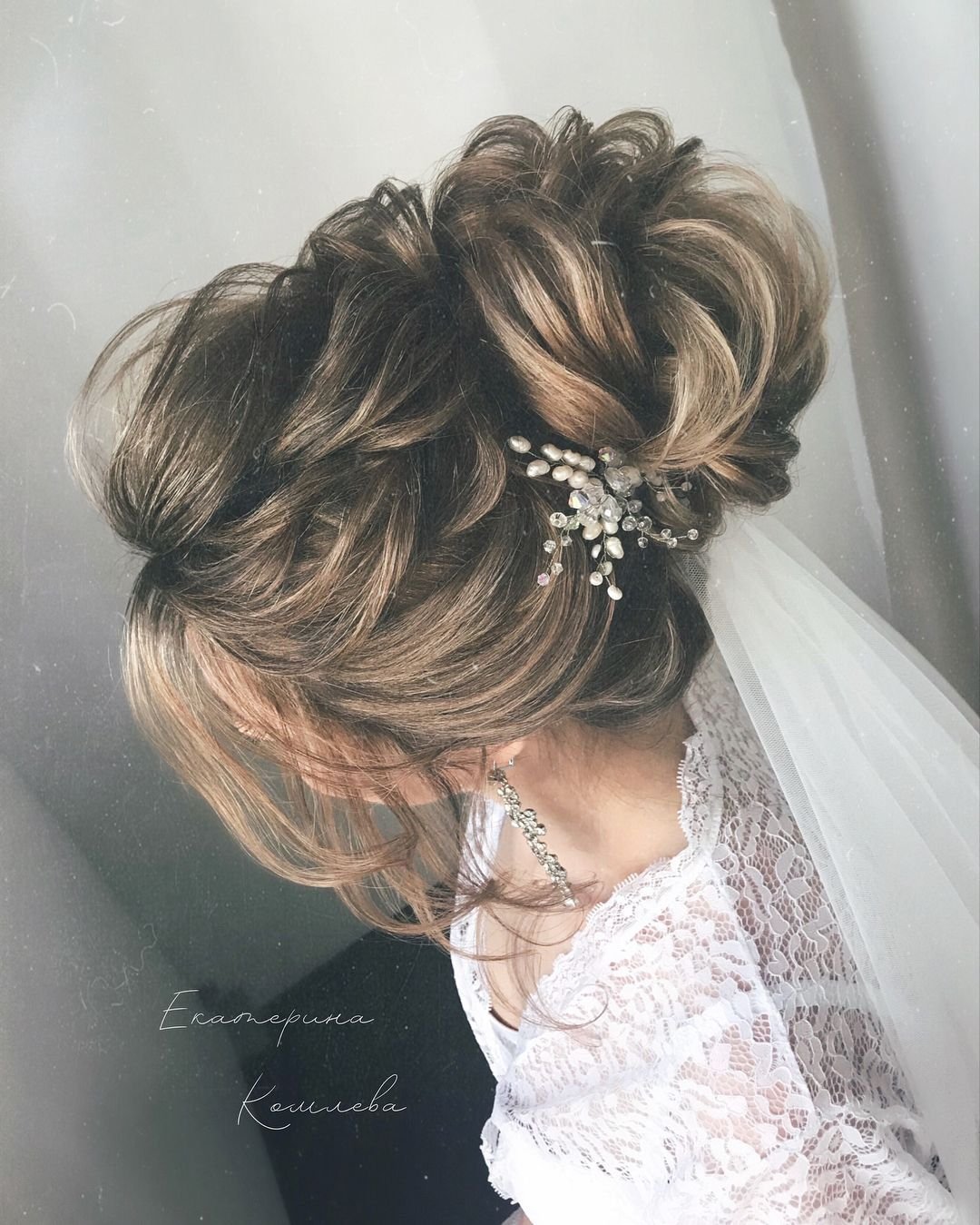 Свадебные причёски на средние волосы с фатой 2022