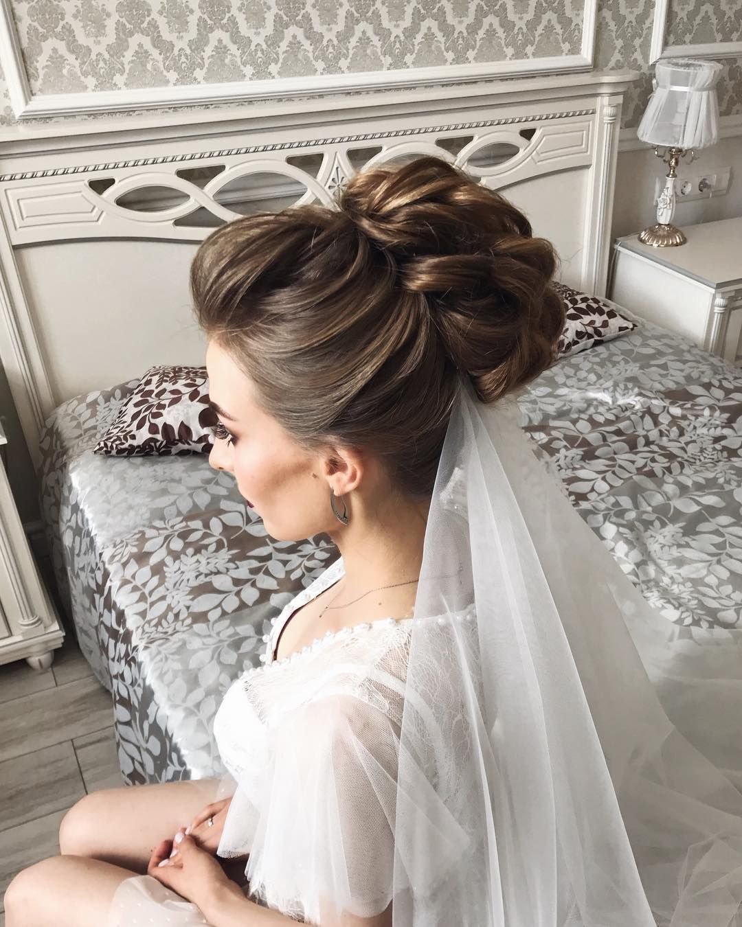 Свадебный пучок на средние волосы с фатой