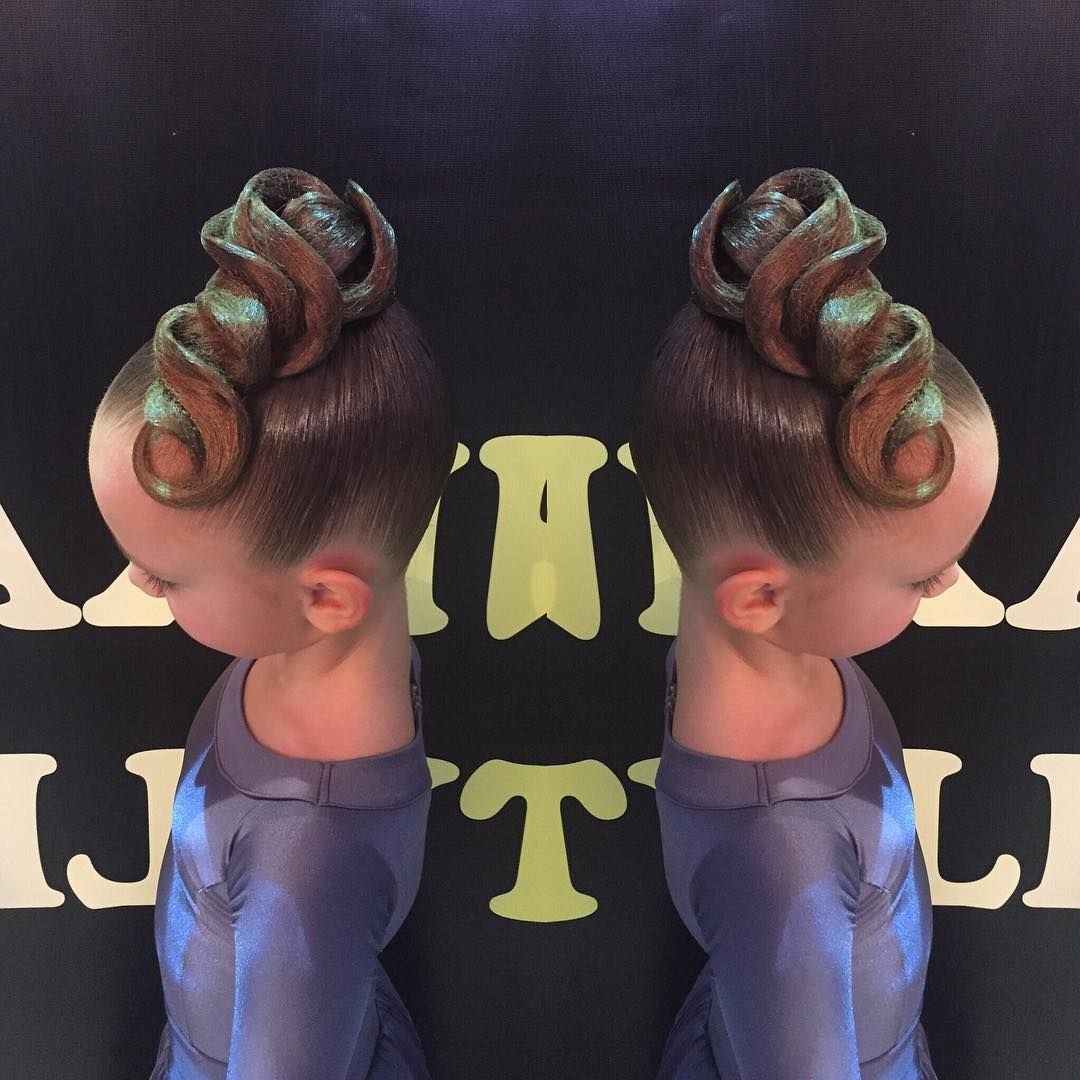 Прическа с двумя пучками для бальных танцев