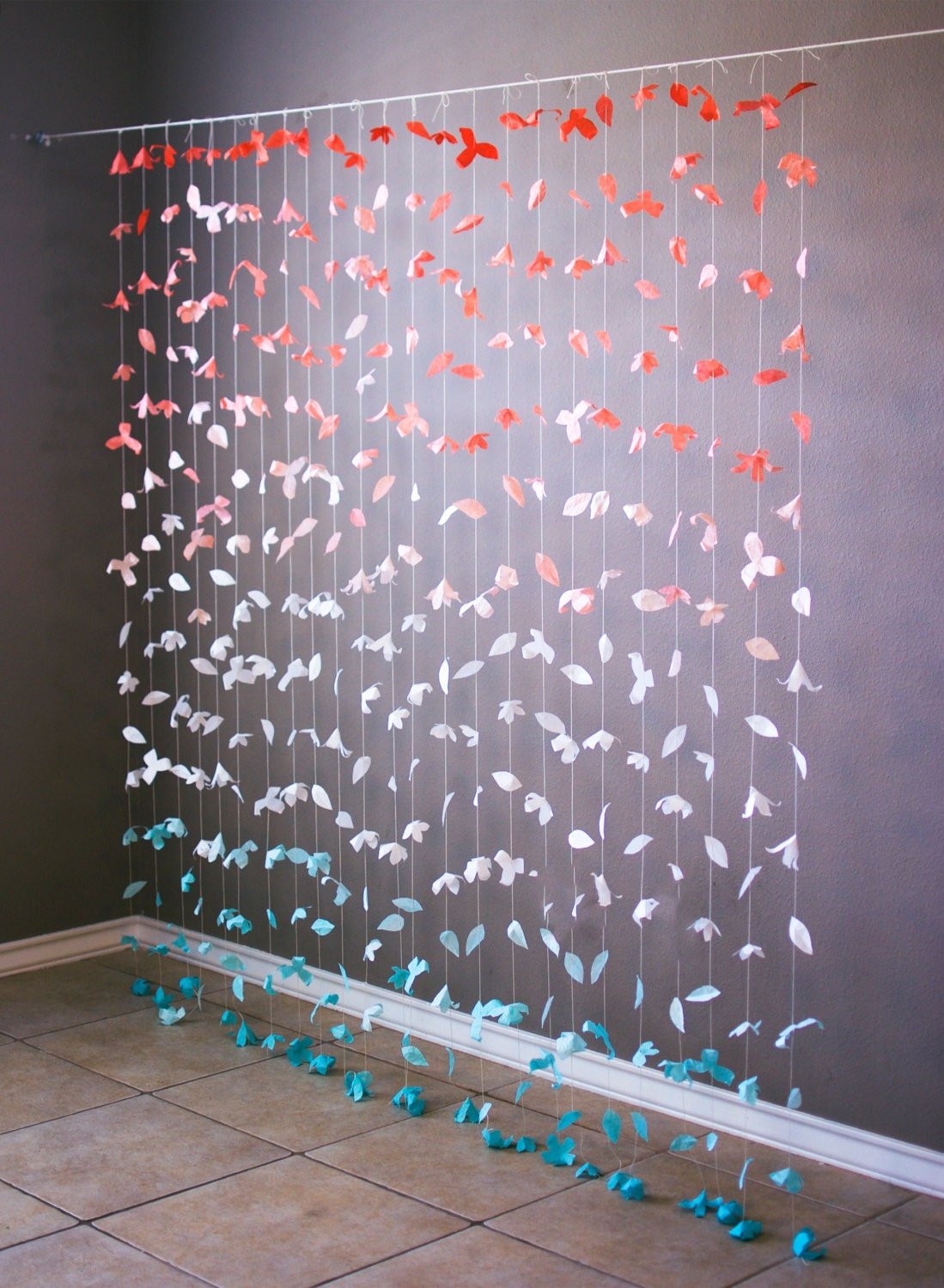 Занавеска из бумажных цветов