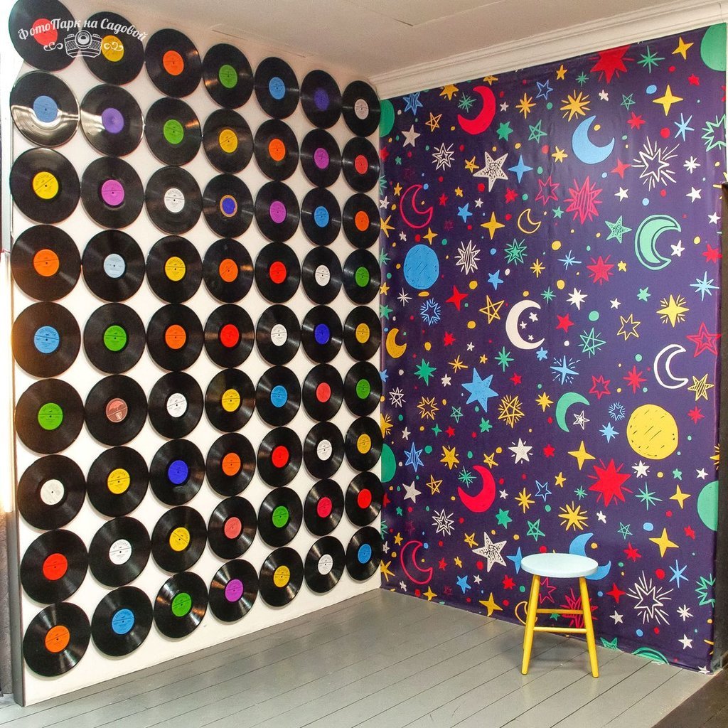 Виниловые пластинки на стене