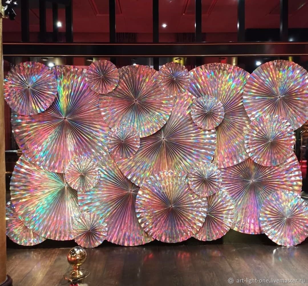 Украшение бумажными веерами