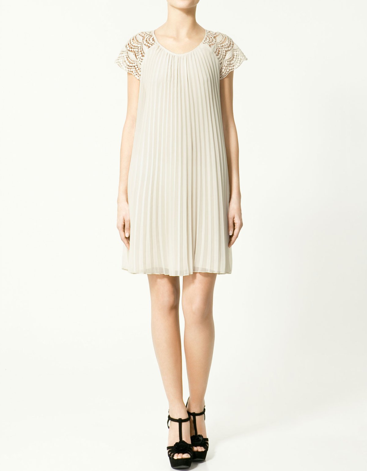 Гофрированное белое платье