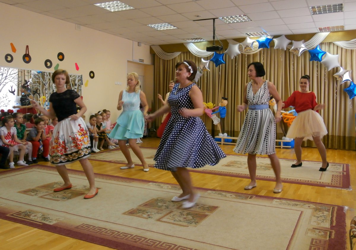 Модное нарядное платье для девочки