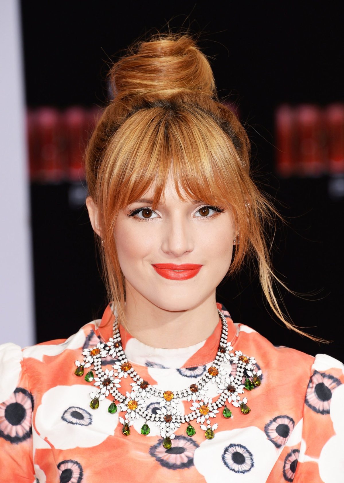 Красные волосы с челкой