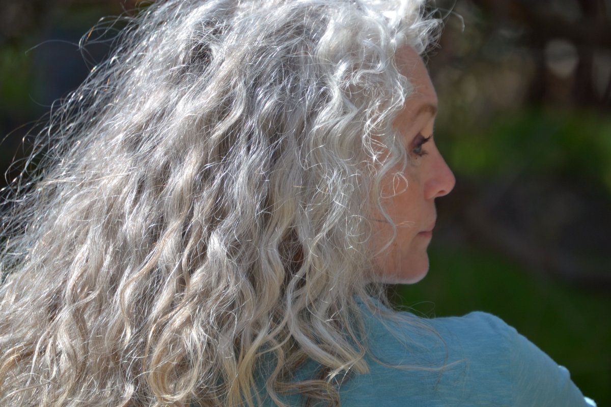Длинные кудрявые Седые волосы