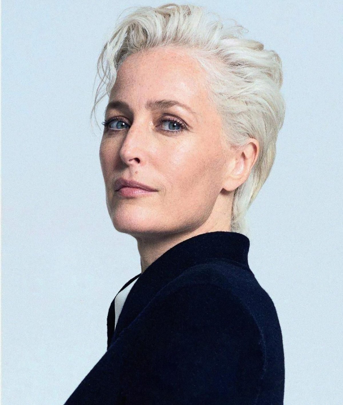 Джиллиан Андерсон с белыми волосами