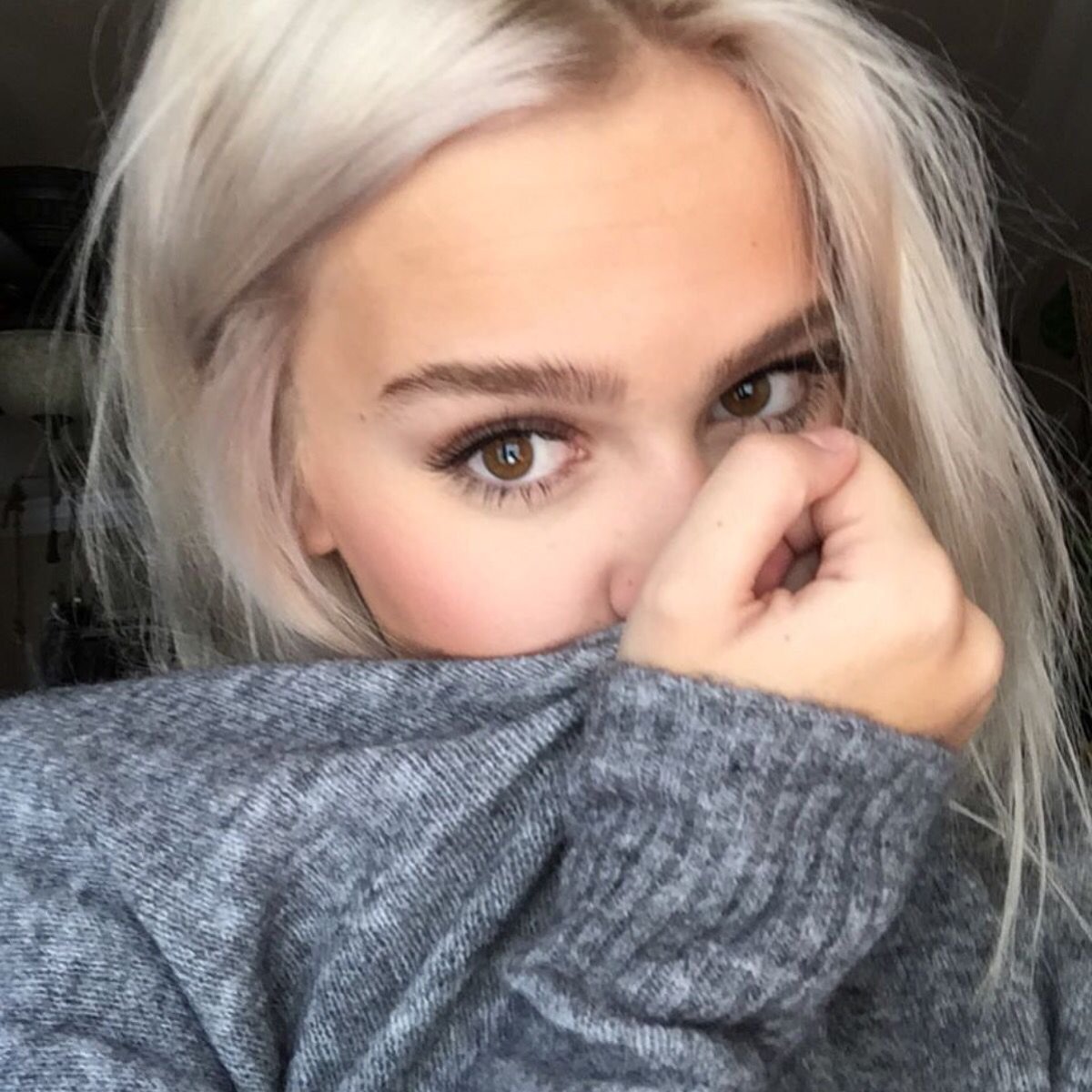 Пепельная блондинка с карими глазами