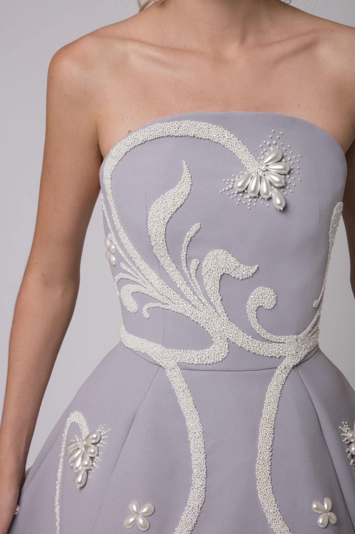 Платье с цветочной вышивкой