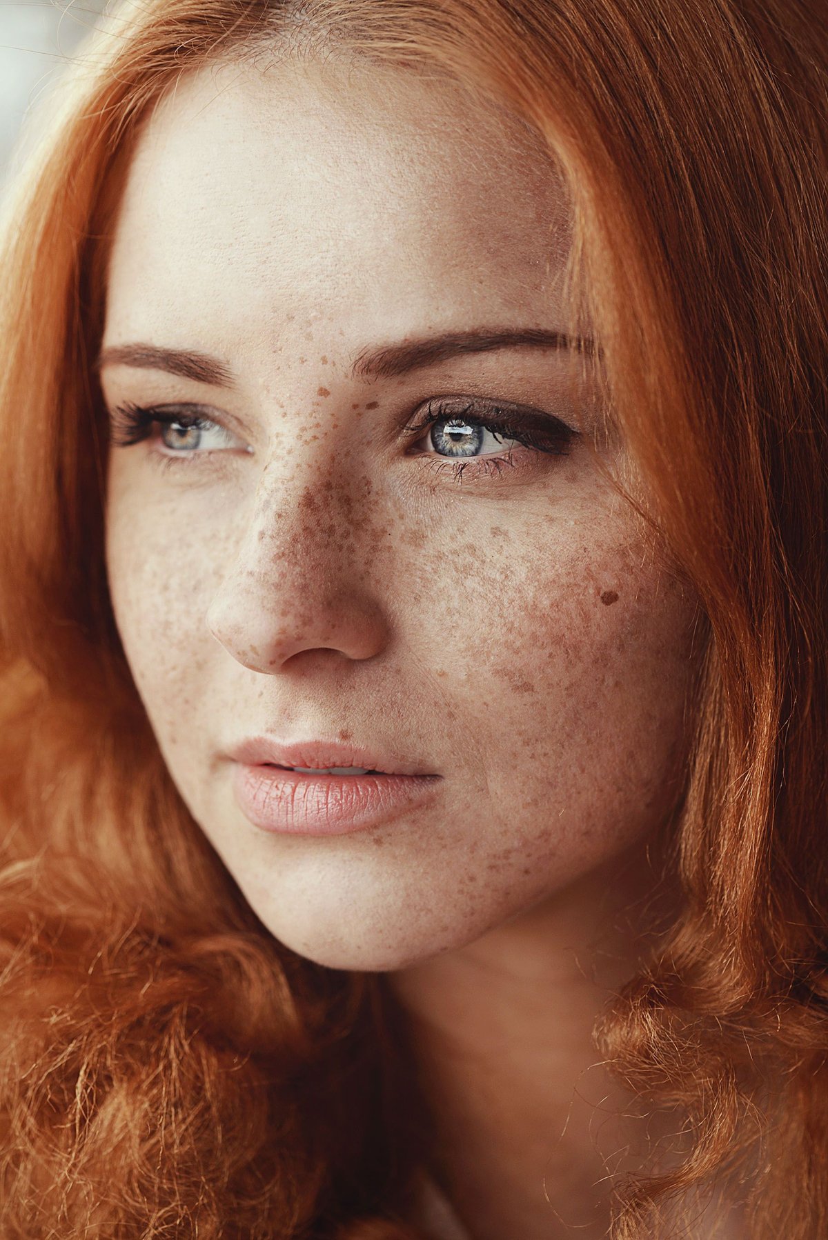 Николь Уивер с веснушками