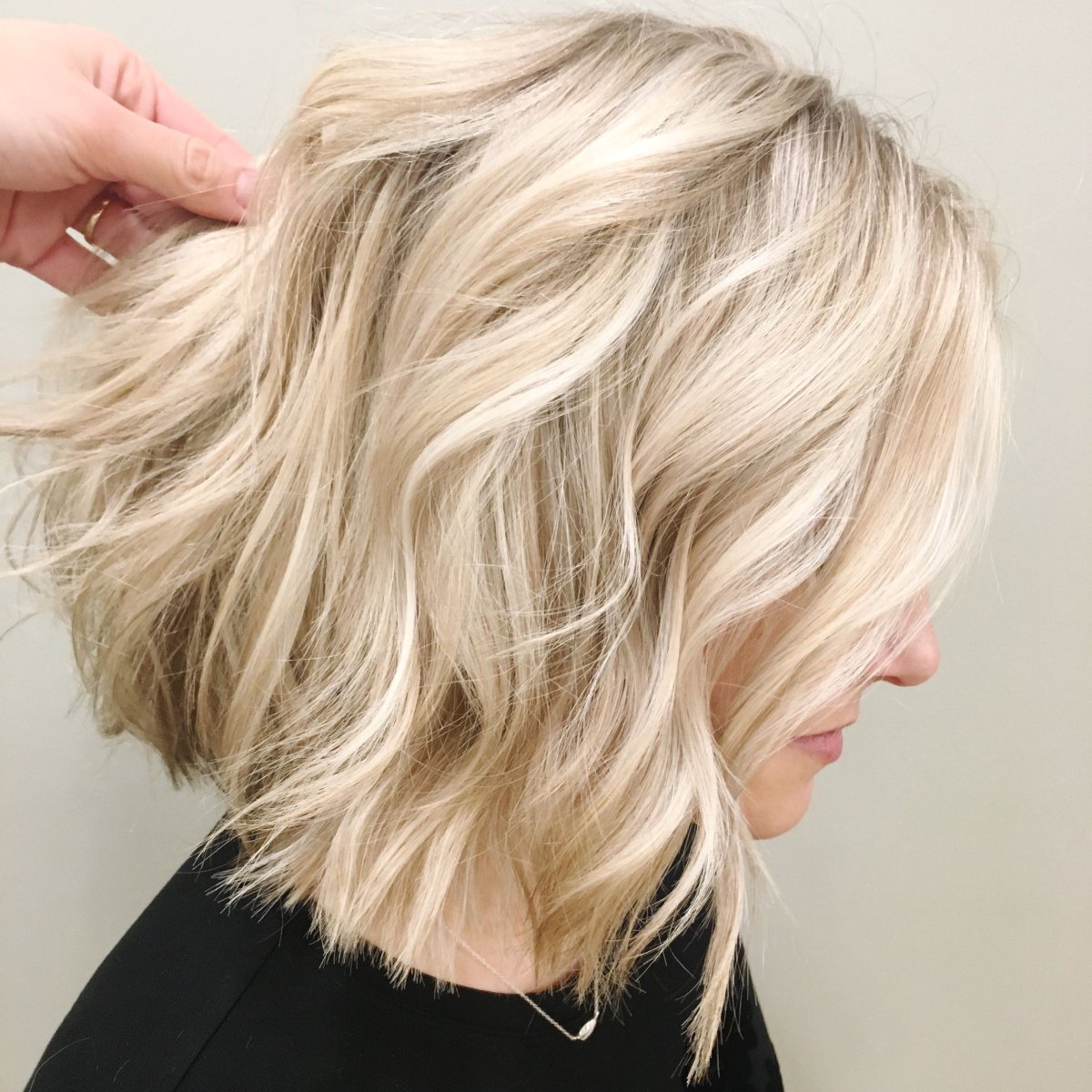 Бежевый блонд на коротких волосах