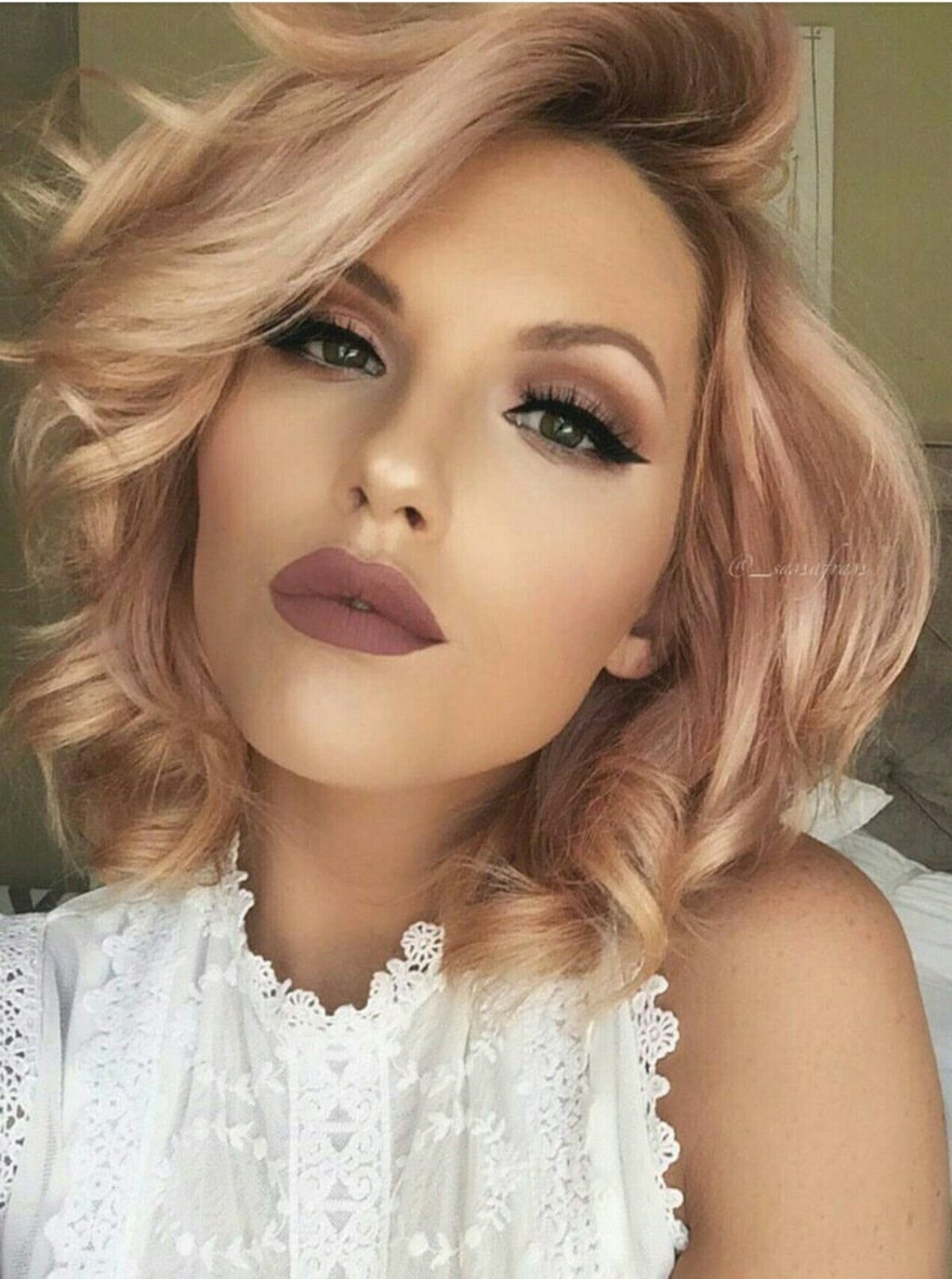 Макияж для светлых волос розовый