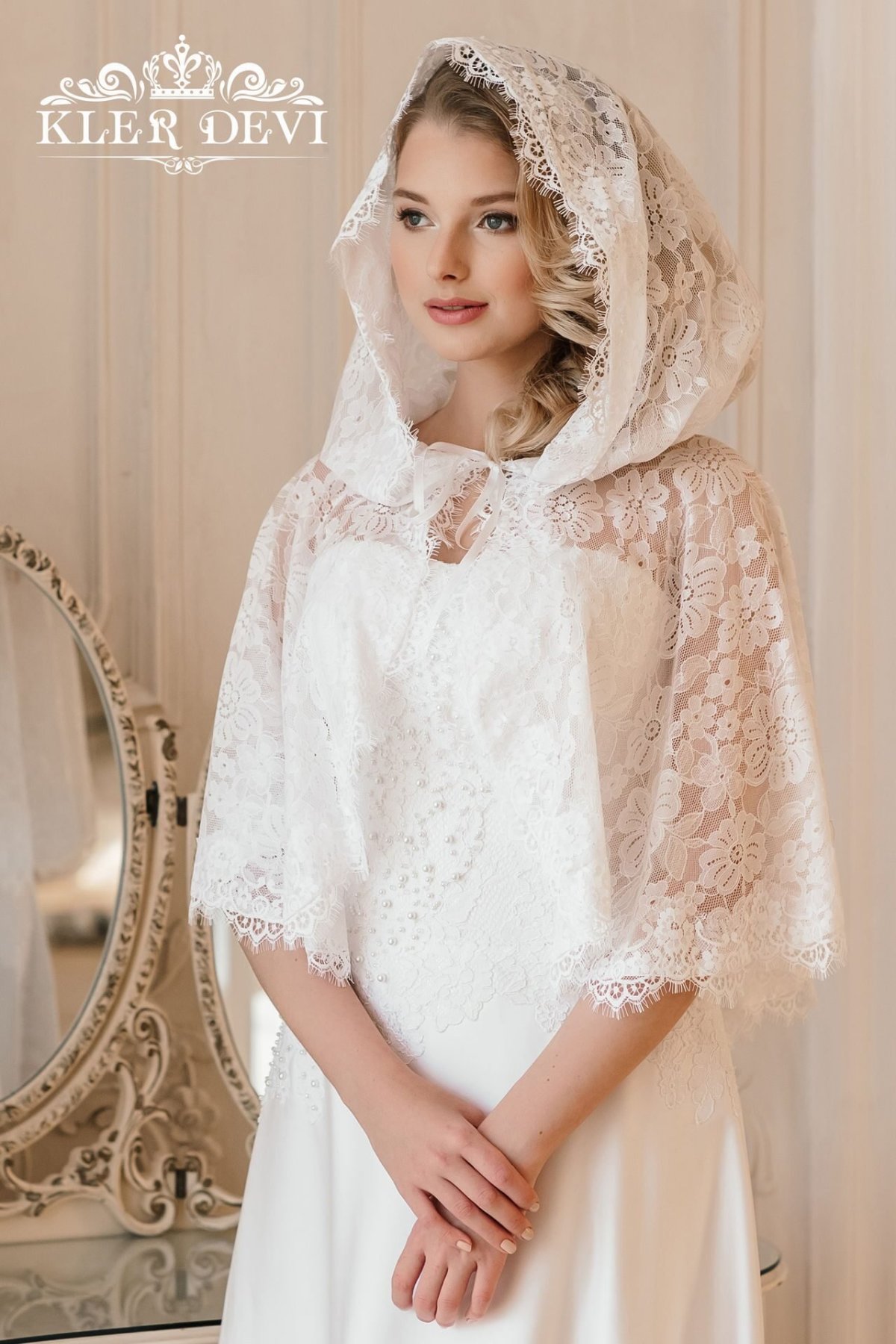 Венчальное болеро с капюшоном