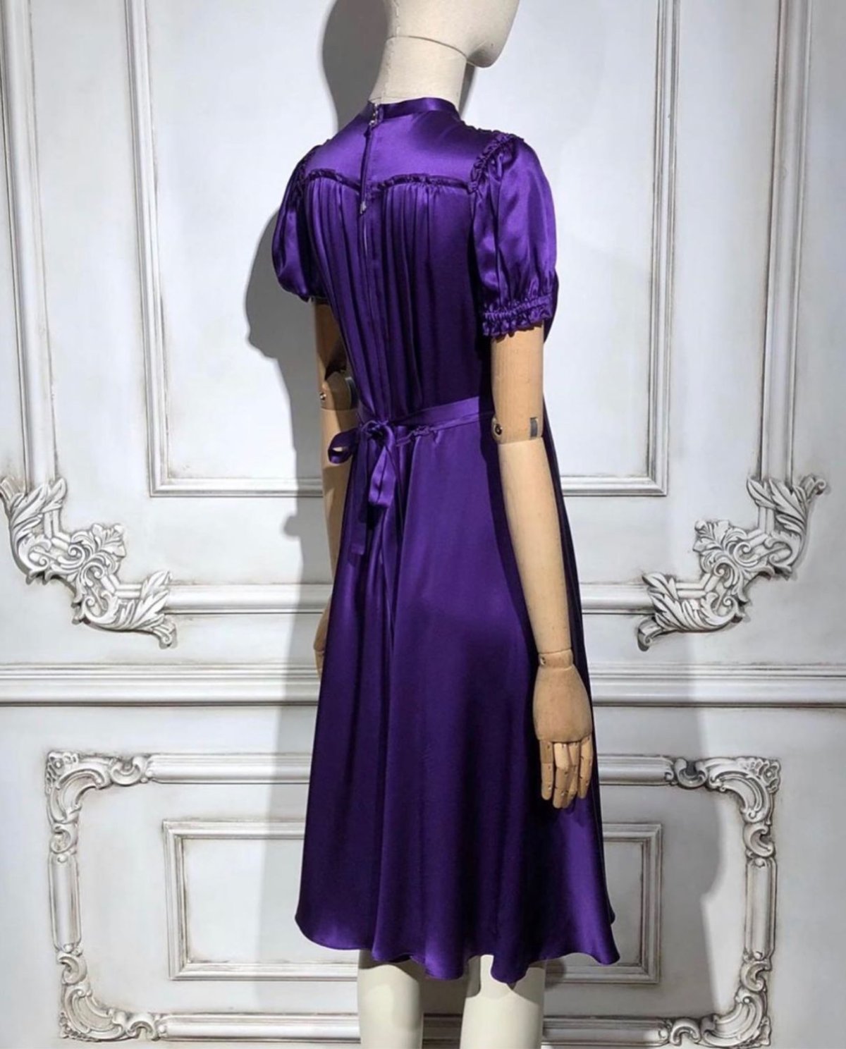 Красное атласное платье короткое с рукавами