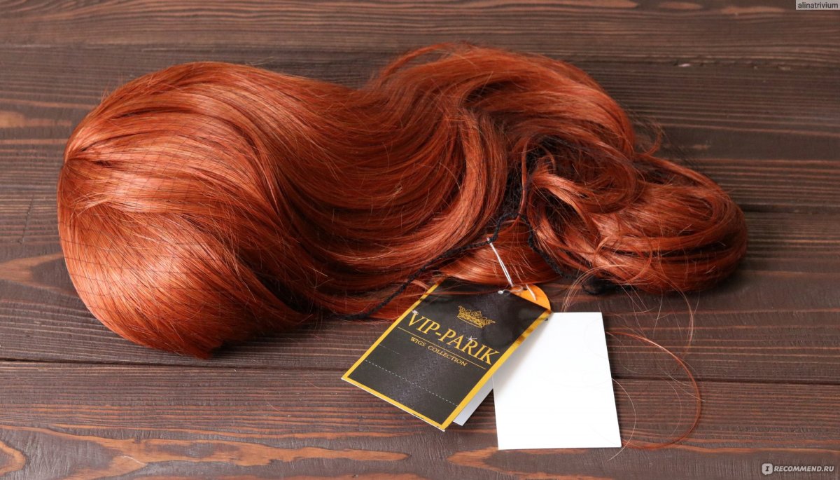 Парик на столе