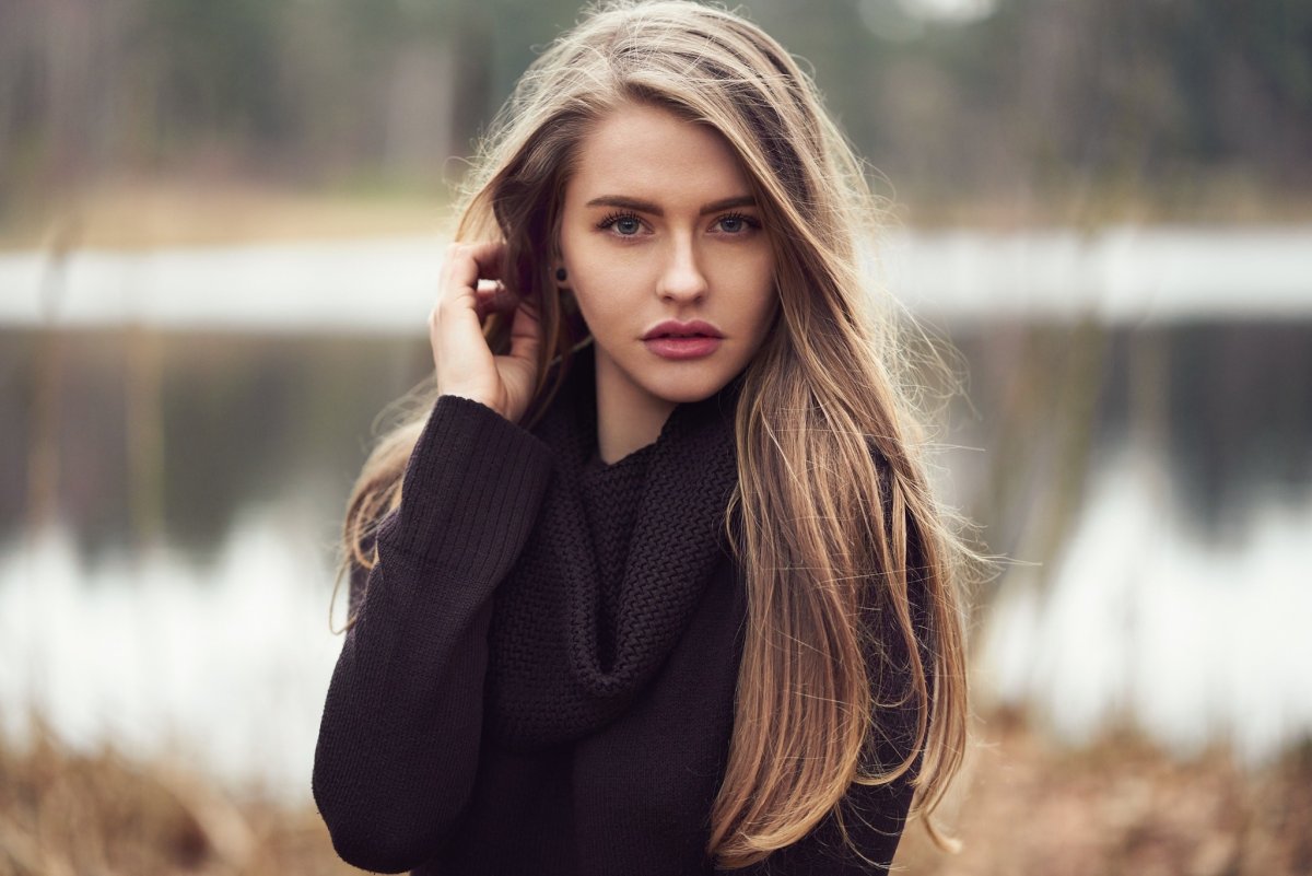 Женщина с русыми волосами