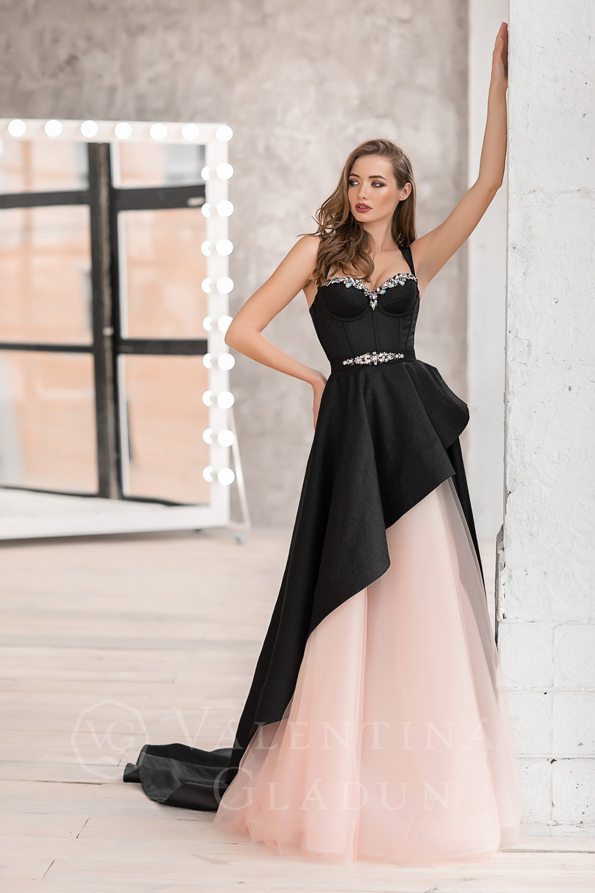 Вечернее платье с отстегивающимся шлейфом