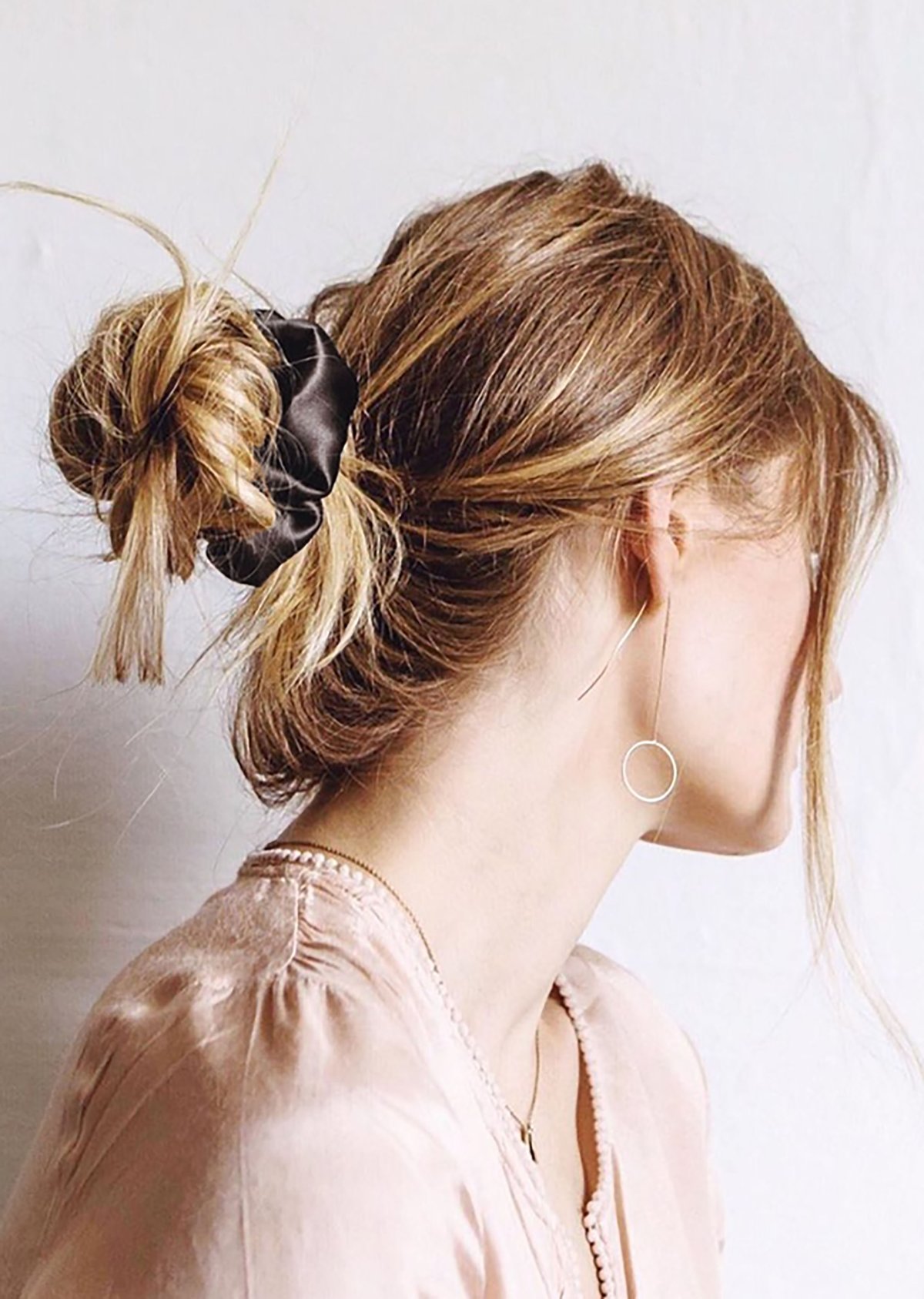 Объемные шелковые резинки на волосах