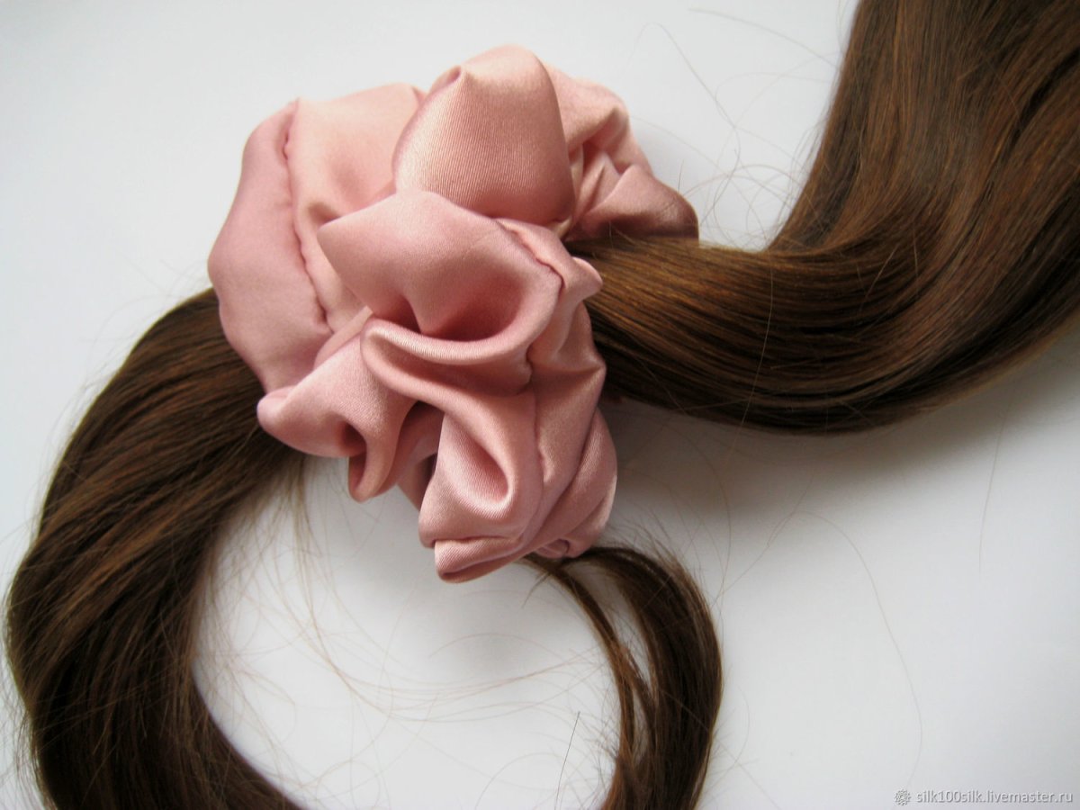 Прически с шелковыми резинками
