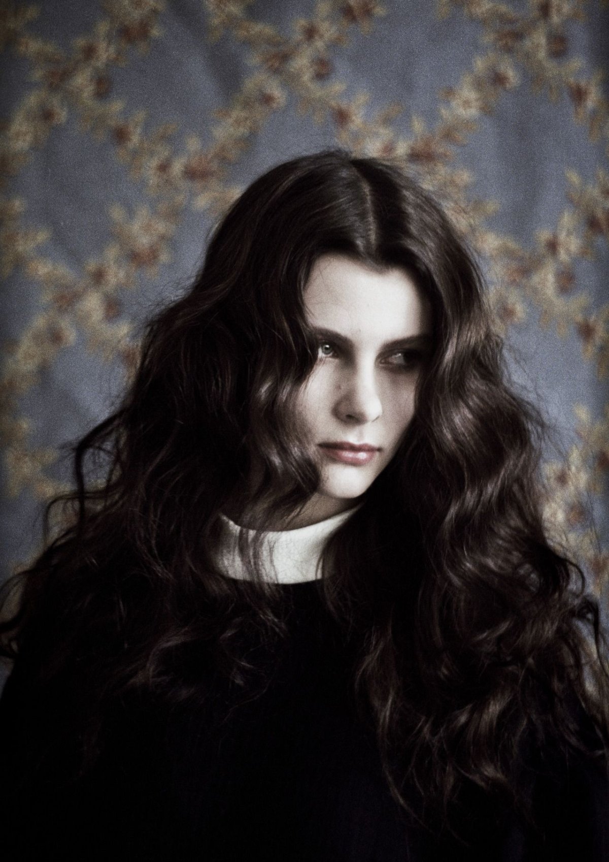 Бледная кожа и черные волосы