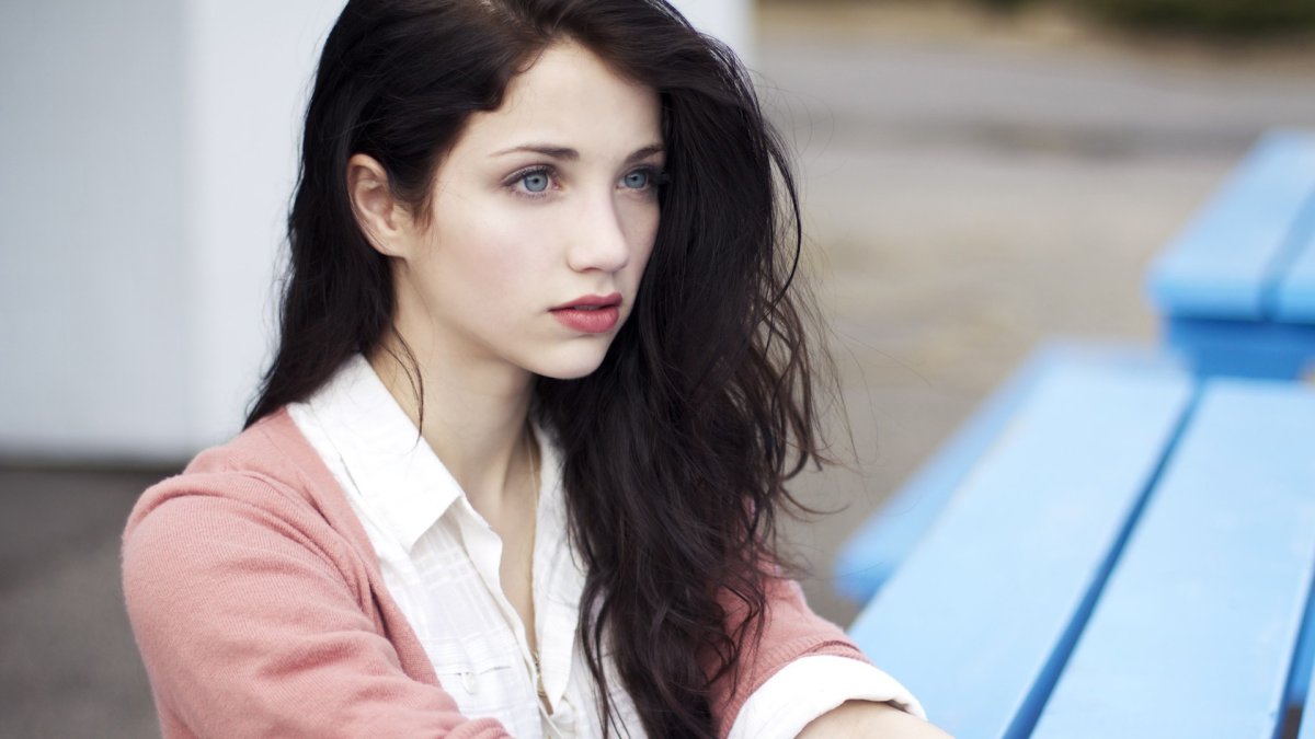 Emily Rudd грудь