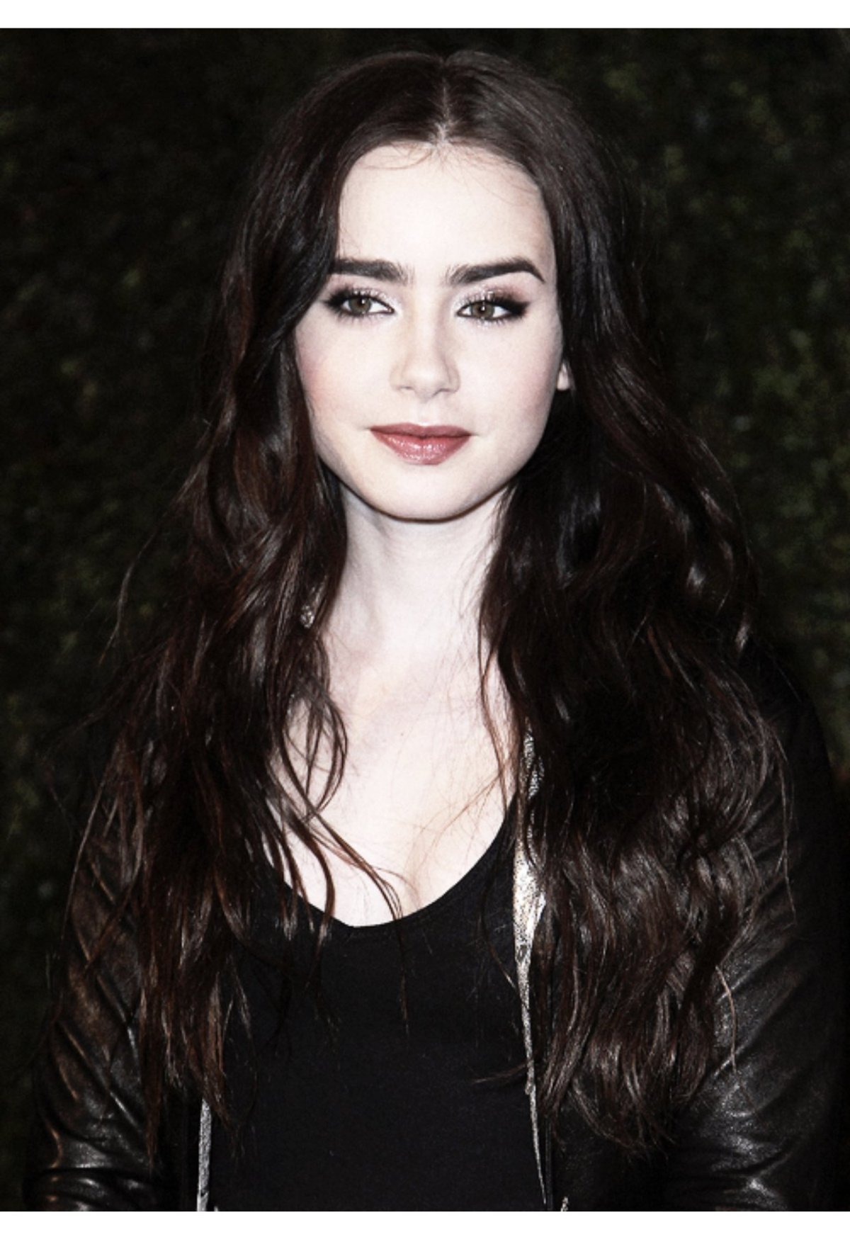 Лили Коллинз с черными волосами