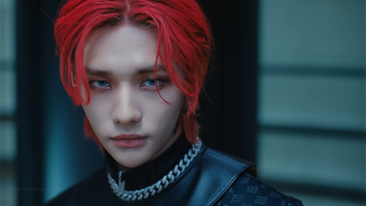 Хенджин с красными волосами 2022