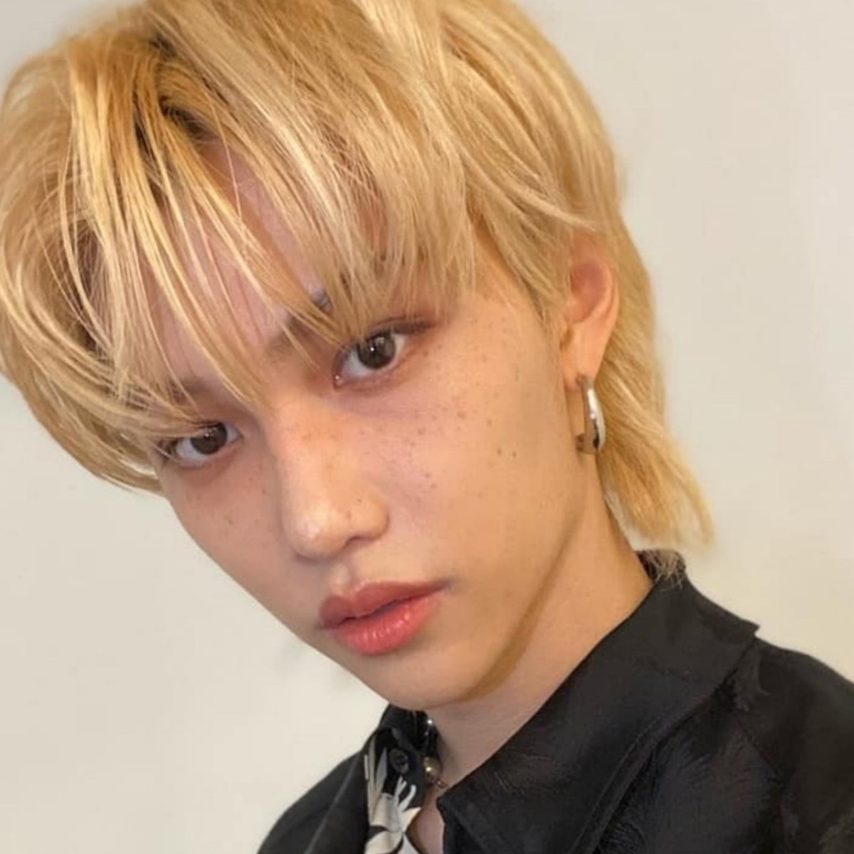 Феликс из Stray Kids веснушки