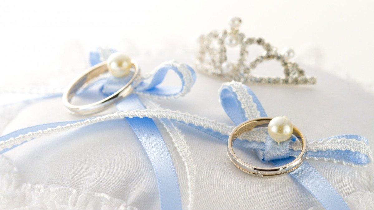 Свадебные кольца на голубом фоне