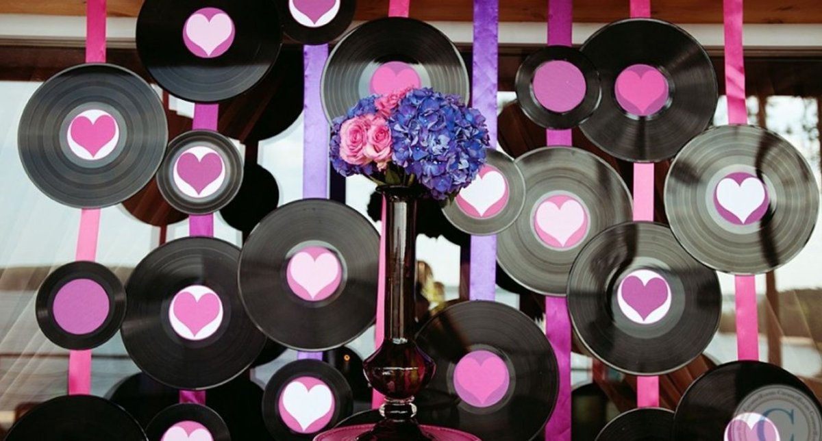 Виниловые пластинки в декоре свадьбы