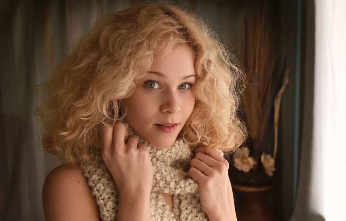 Кудрявая девушка блондинка