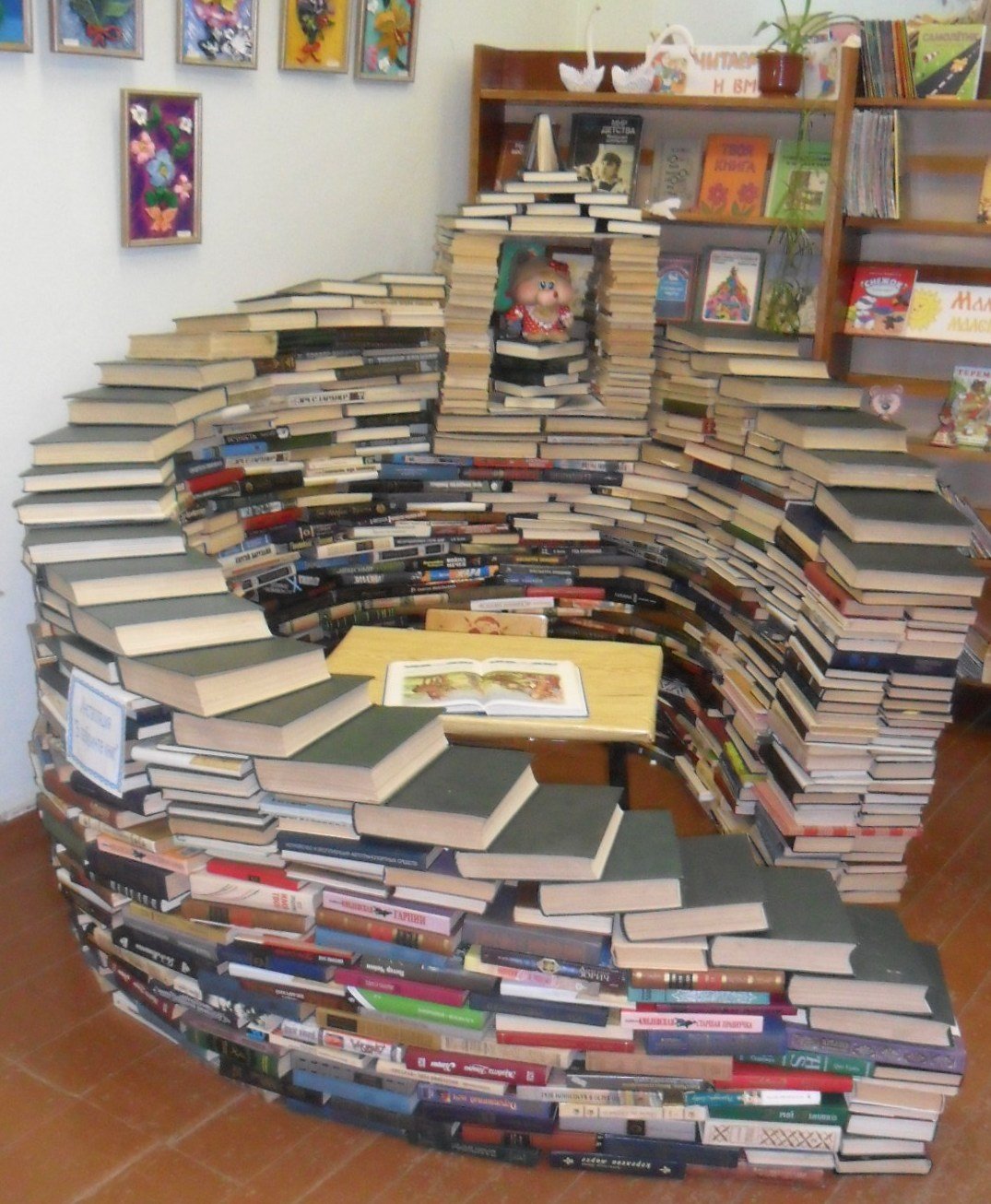 Инсталляция из книг в библиотеке