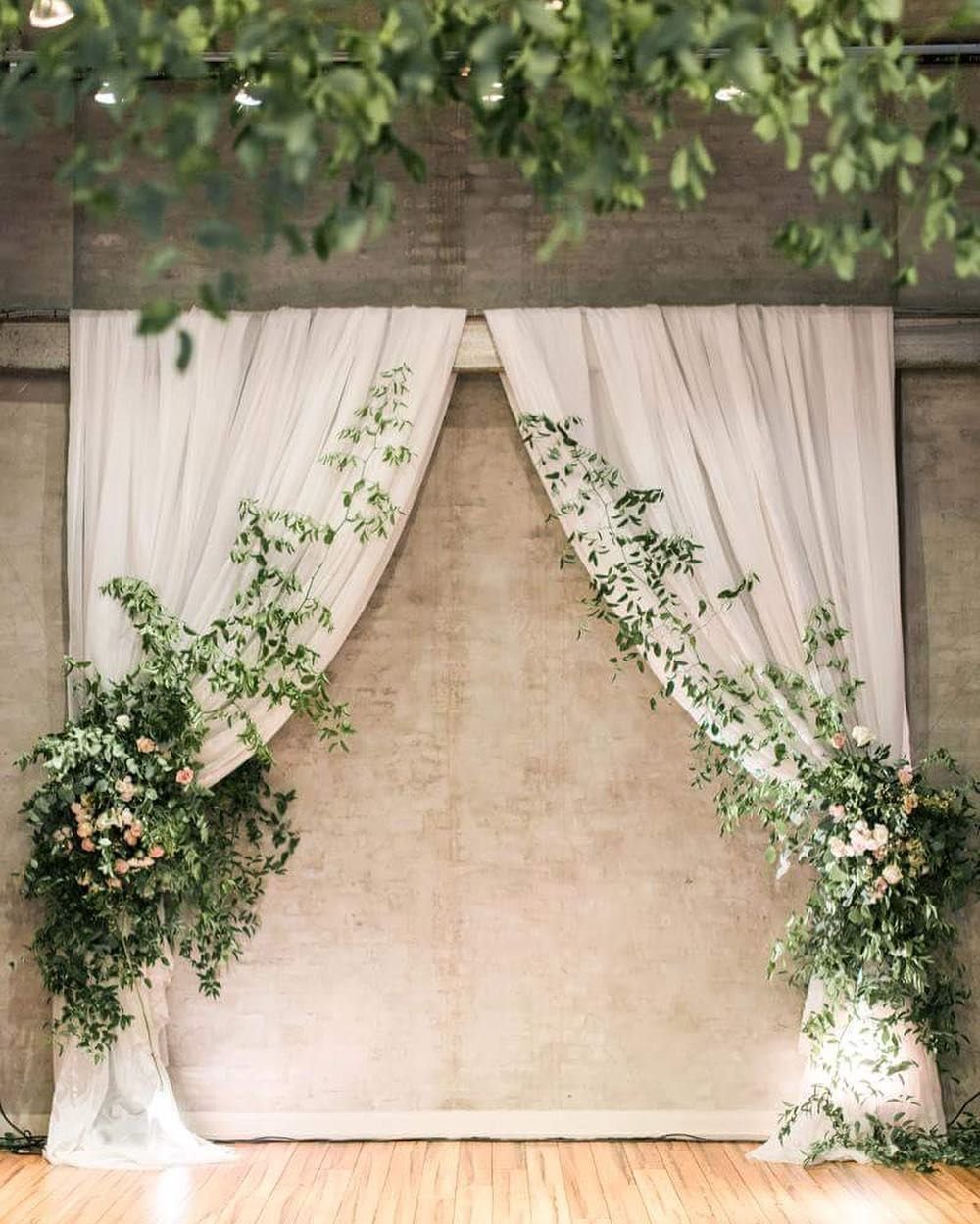 Украшение свадебной арки зеленью