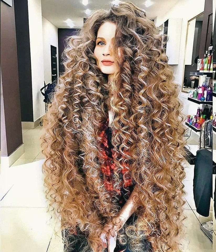 Распущенные кудрявые волосы