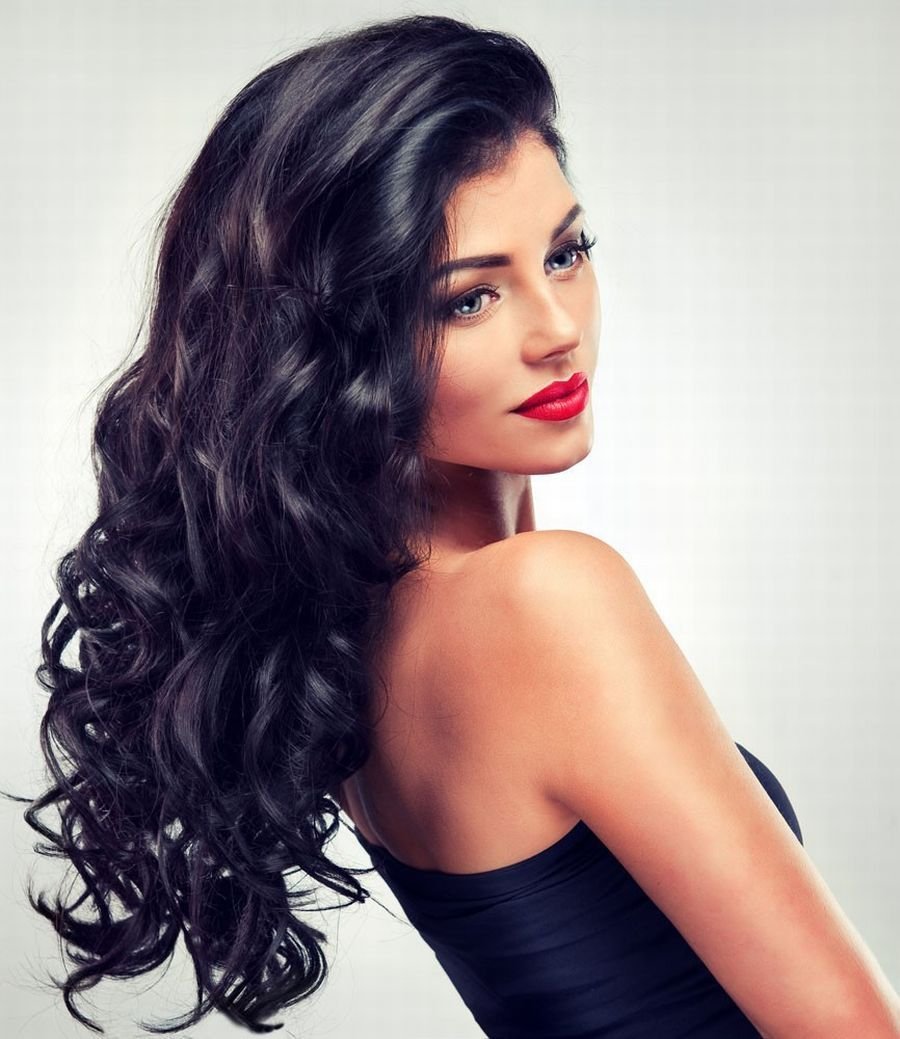 Девушка с темными кудрявыми волосами