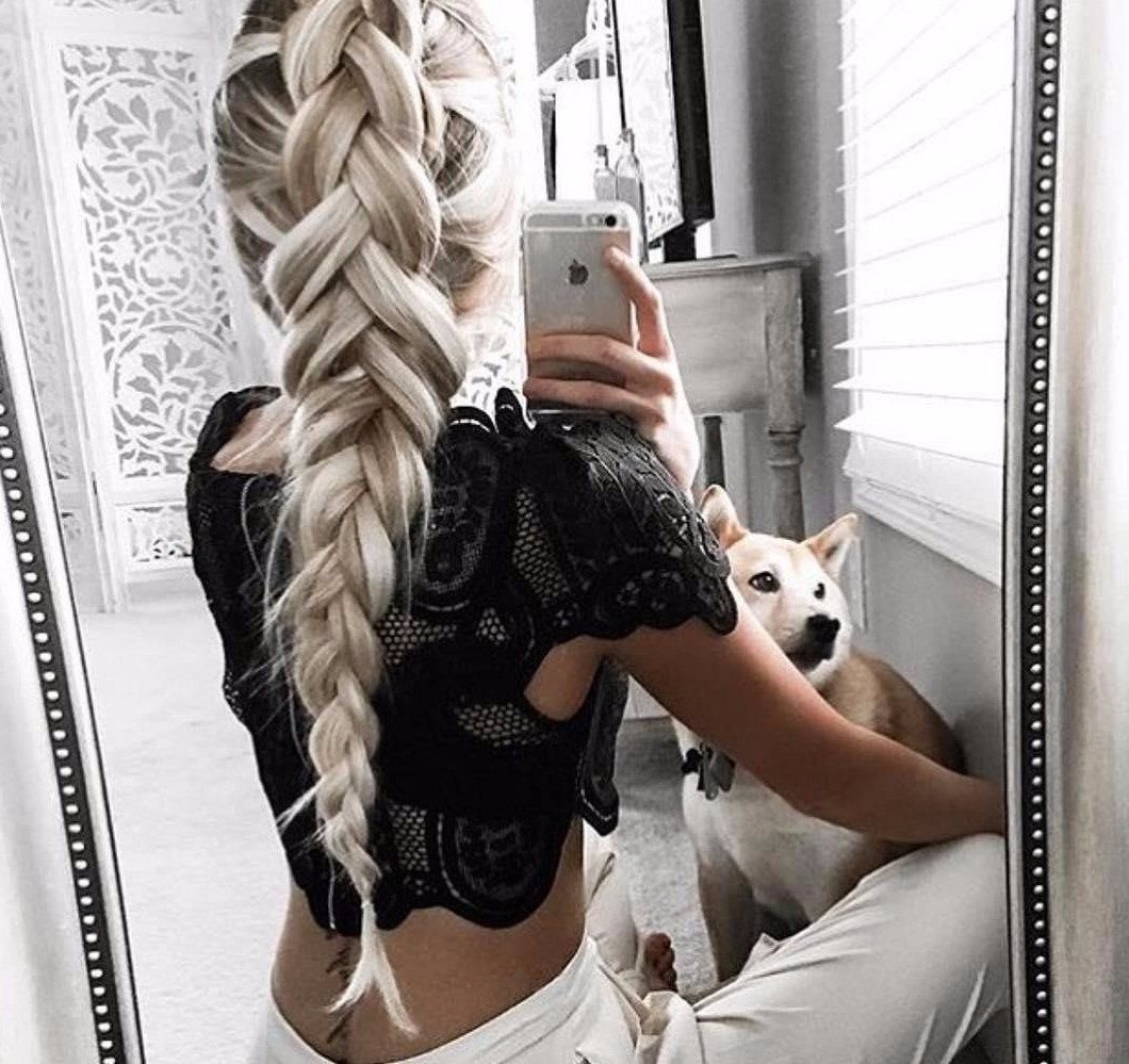 Блонда с косичками