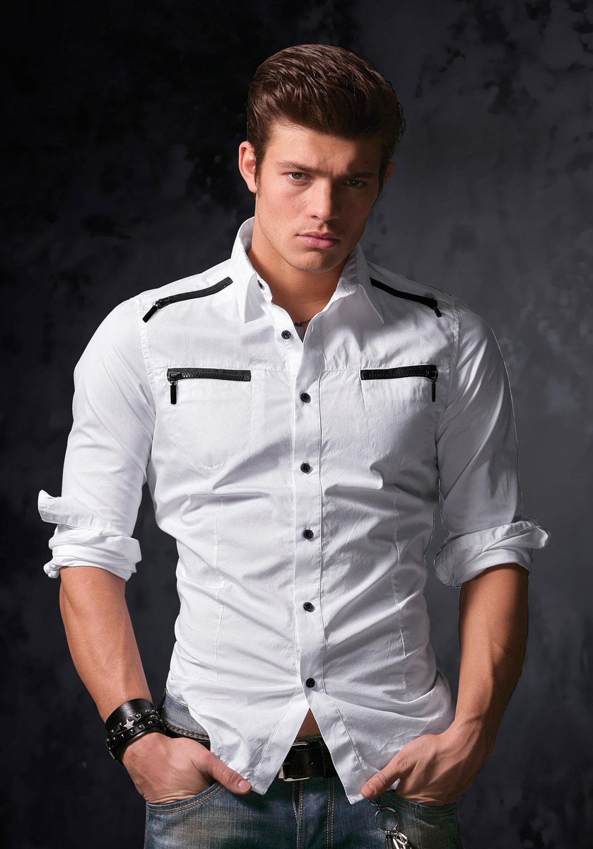 Мужчина в рубашке